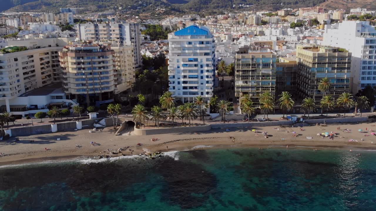 drone filmando marbella desde la orilla del mar