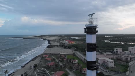 Vista-Aérea-De-4k-De-Un-Faro-Cerca-Del-Puerto-Del-Puerto-Disparado-Con-Un-Dron-En-Pondicherry,-India