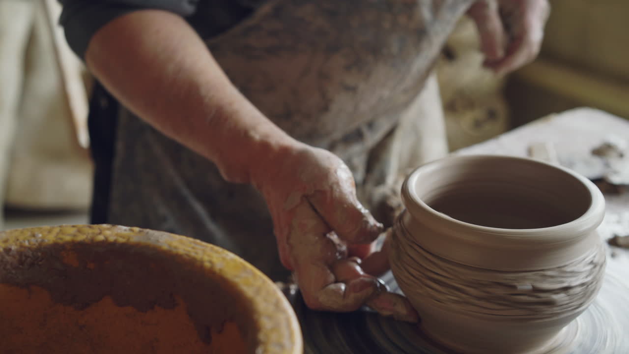 Fabrication de poterie en atelier