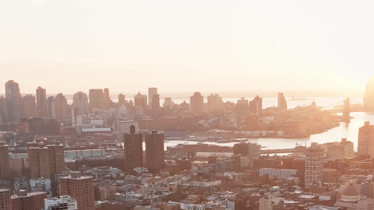 Vista do pôr do sol sobre o horizonte de Nova York de um ponto de vista elevado