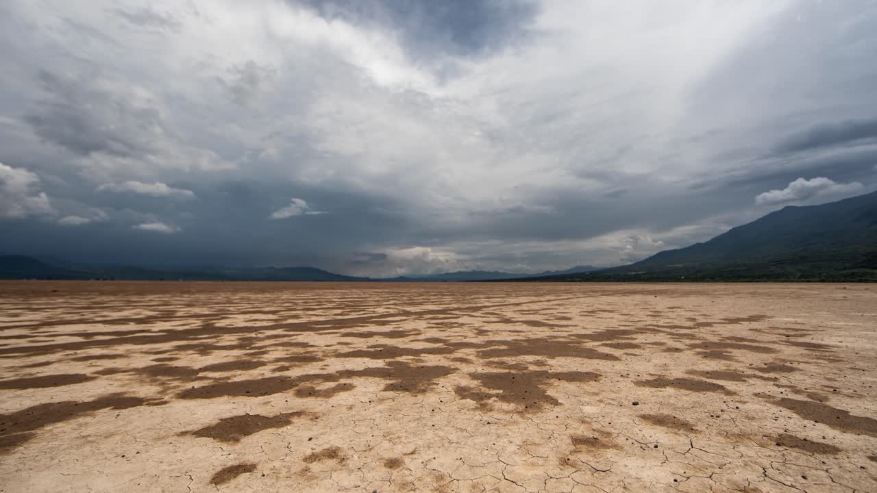 시간 경과 흐린 사막 일몰