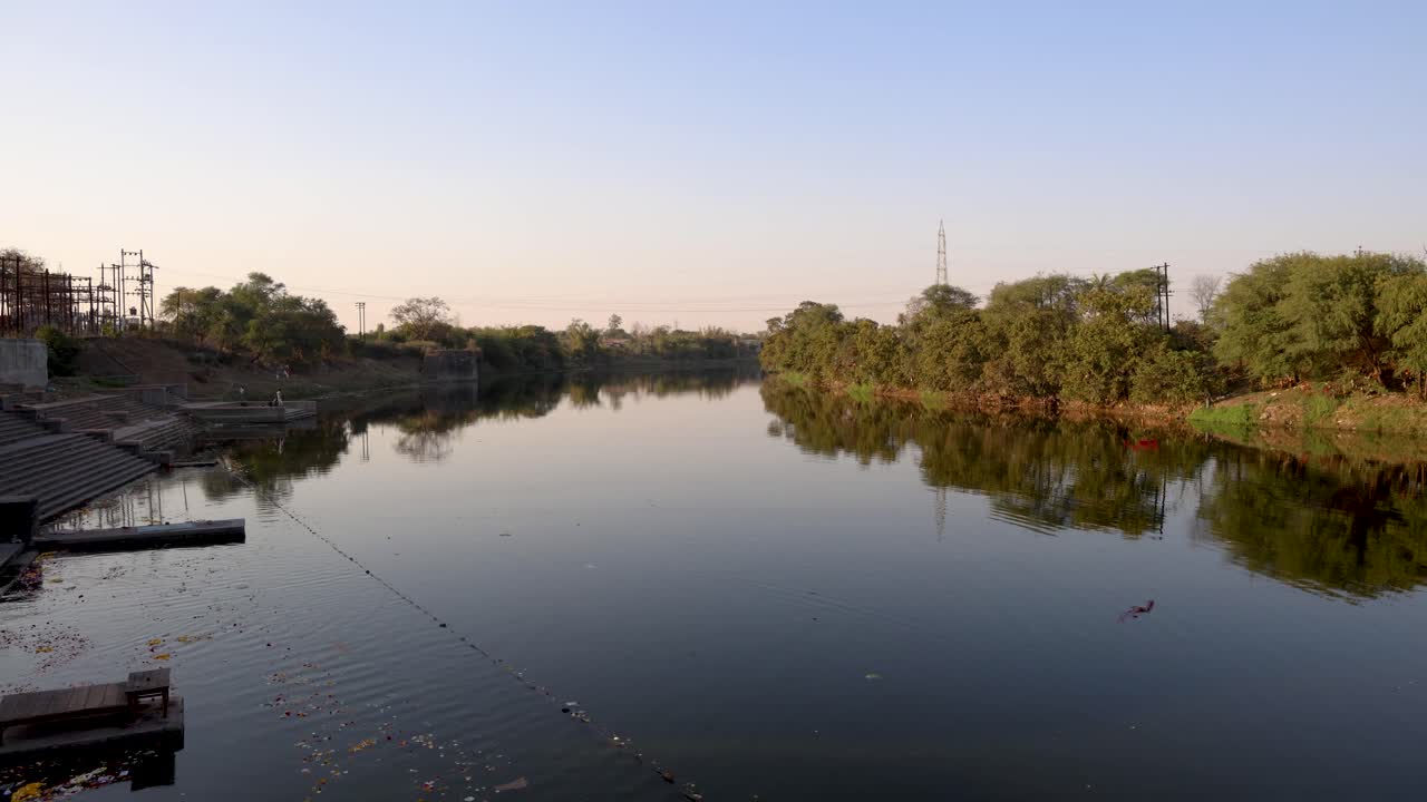 río tranquilo con bosque verde en la orilla por la mañana desde un ángulo plano