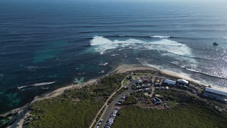disparo aéreo de arriba hacia abajo coches de estacionamiento en australia occidental margaret river pro championship tour 2023 durante la luz del sol