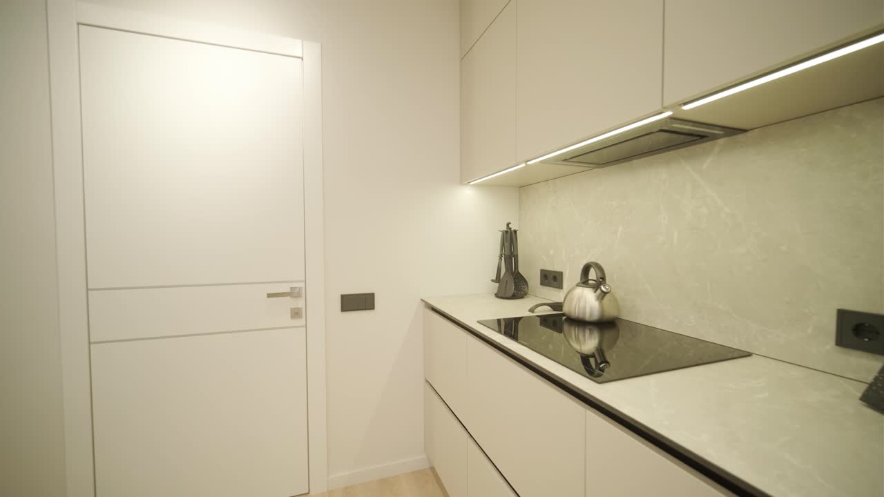 interior de la cocina minimalista moderna con grandes ventanas y tonos neutrales