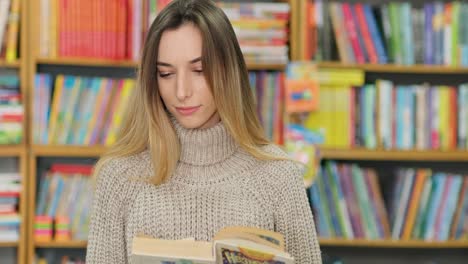 joven estudiante leyendo un libro interesante