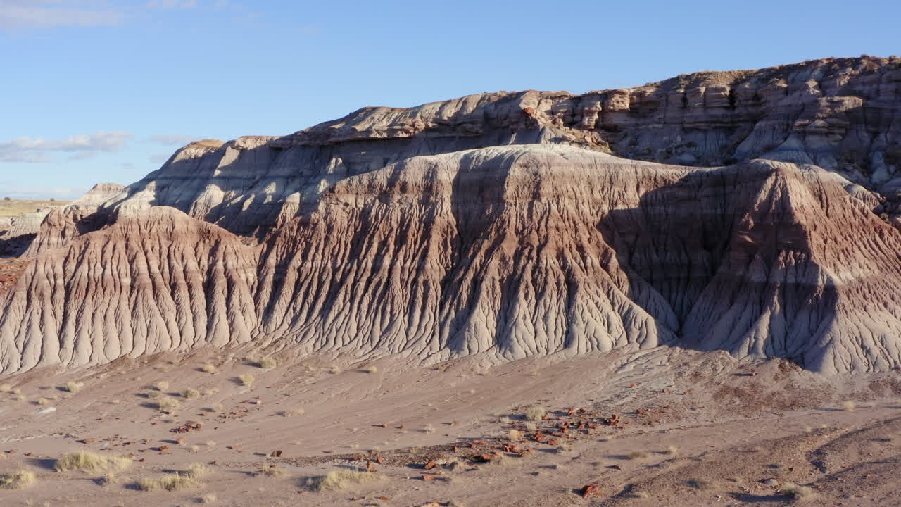 vista aérea de derecha a izquierda sobre el hermoso paisaje del parque nacional del bosque petrificado en arizona