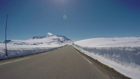 Autofahren-Auf-Einer-Straße-In-Norwegen