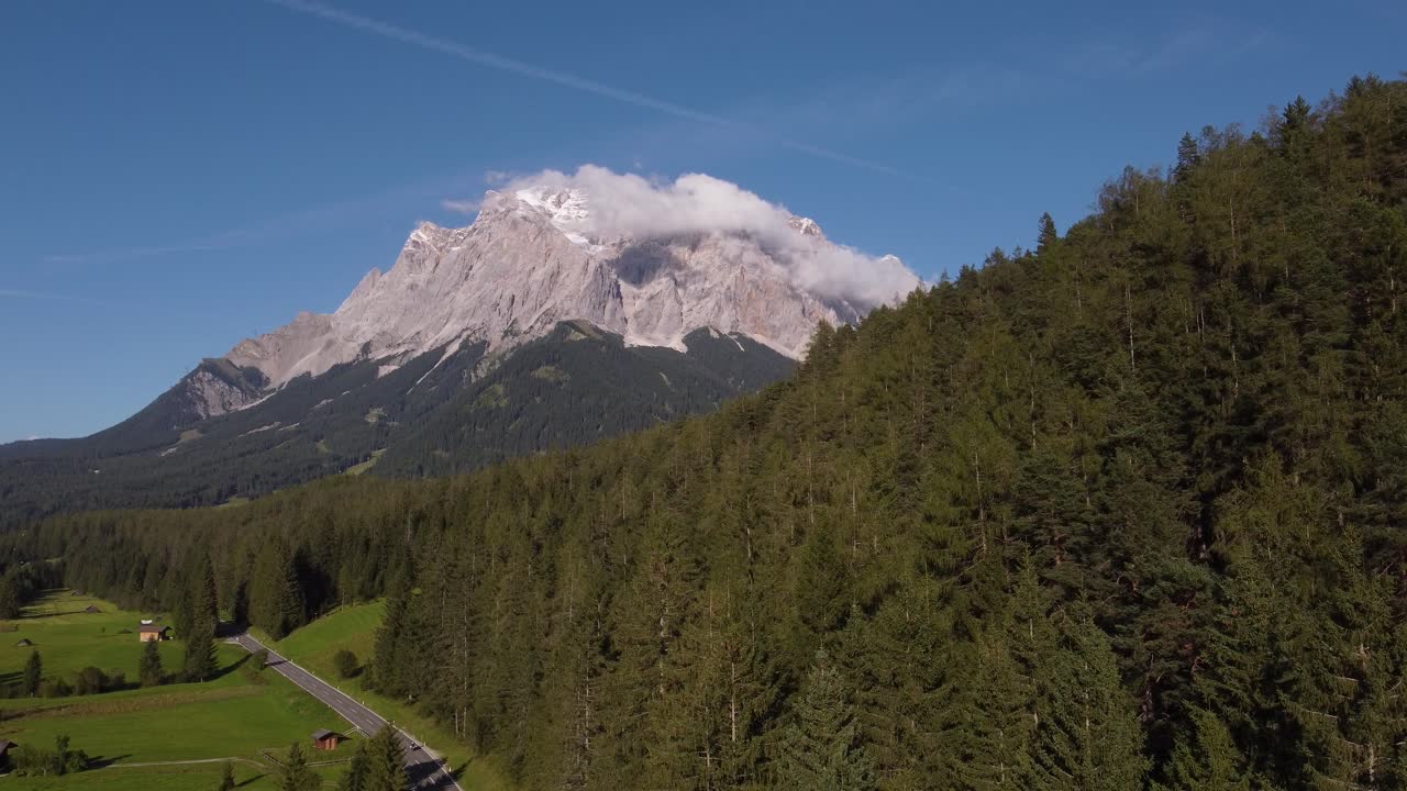 유럽의 화창한 날 전경에 많은 나무와 거리가 있는 오스트리아의 마테호른 알프스 산에서 드론에 의해 중간 고도에서 촬영