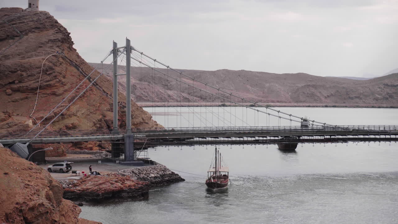Umman'da Maskat yakınlarındaki nehirde bir dhow teknesi.