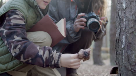 cerca de madre e hijo explorando la naturaleza en el bosque