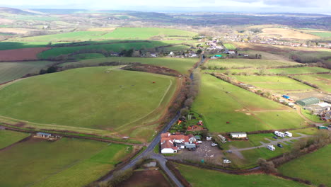 Vuelo-Aéreo-Sobre-El-Campo-Isla-De-Wight-Día-Soleado-Reino-Unido-4k