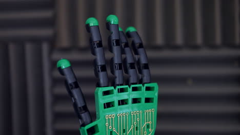 una mano robótica que mueve los dedos usando inteligencia artificial
