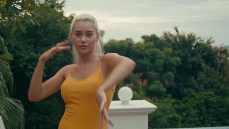 mujer bailando al aire libre