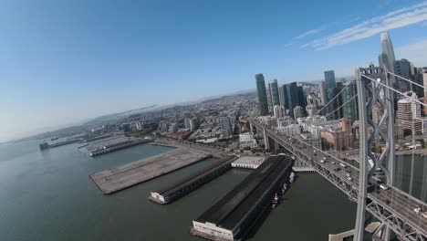 Vista-Aérea-Del-Puente-De-La-Bahía-Y-La-Ciudad-De-San-Francisco