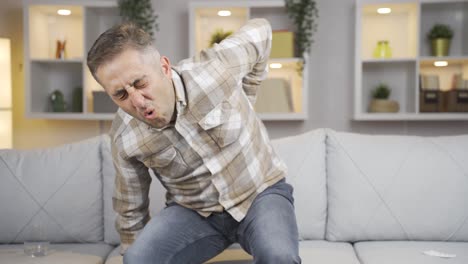 hombre con dolor de espalda baja con hernia.
