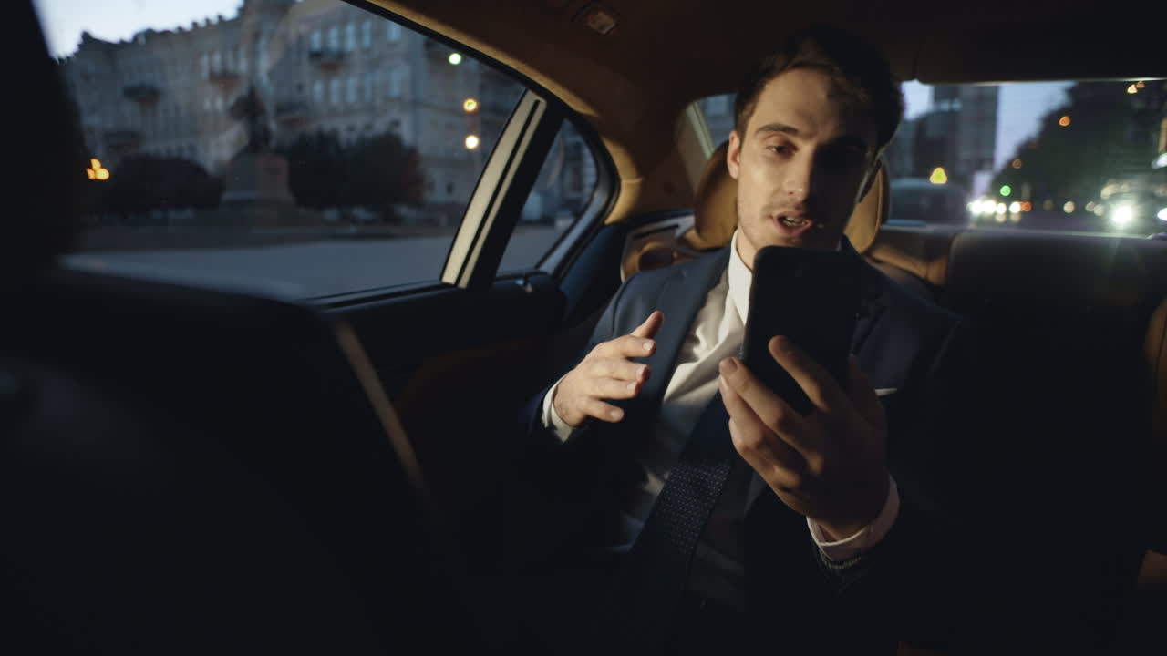 amigable hombre de negocios hablando por video llamada