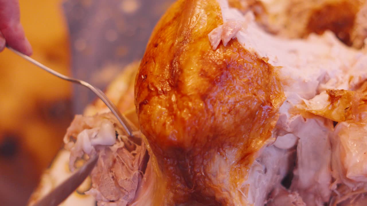 la mitad de la articulación de pavo asado tallada se reparte en la mesa de la cena de navidad lista para servir a la familia y amigos 4k