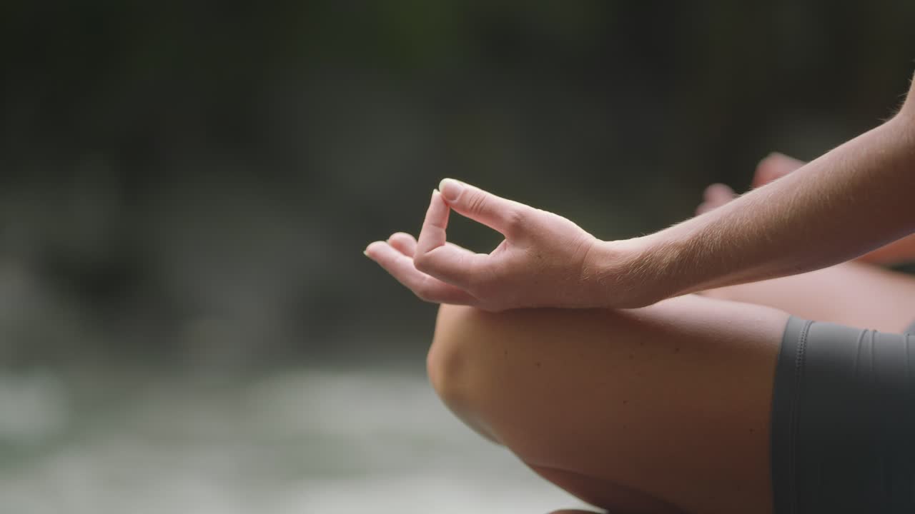 gyan mudra, dedo índice y pulgar de mujer tocando durante la meditación de yoga