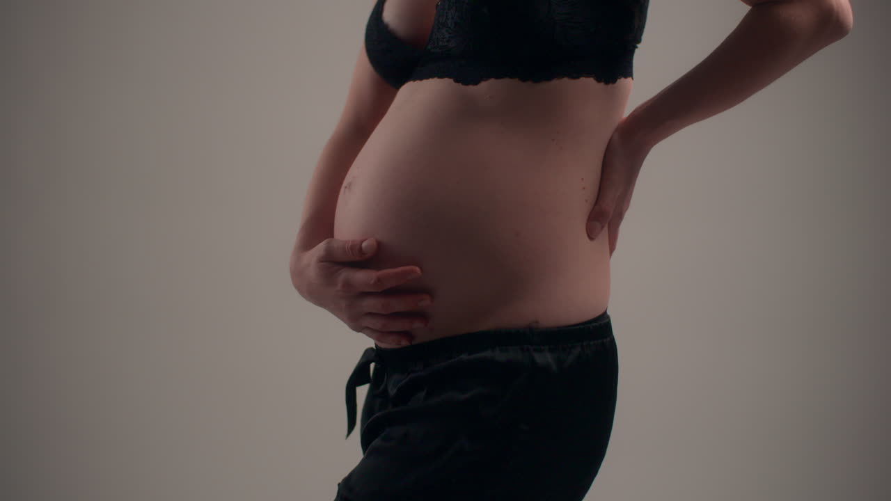 близко к брюшной полости женщины во время продвинутой беременности