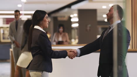 un joven hombre de negocios y una mujer de negocios sacudiendo