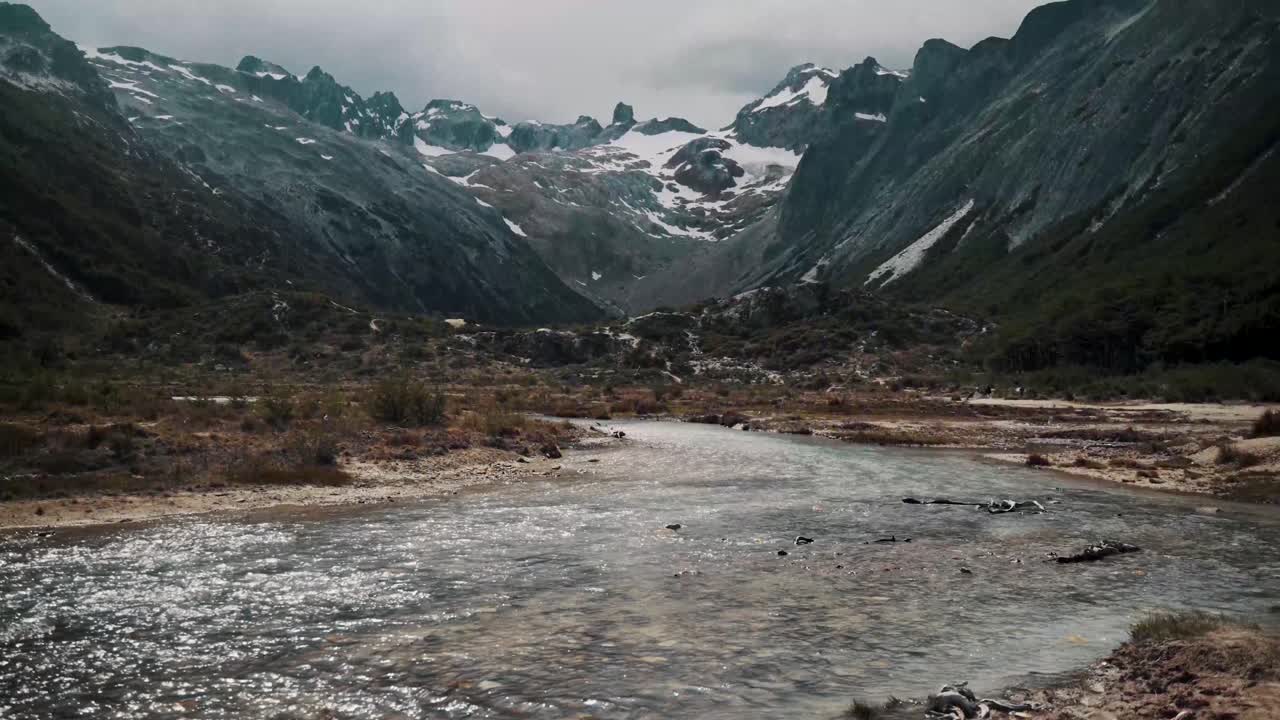 panorama de la cordillera rocosa con el río en primer plano en ushuaia, tierra del fuego, argentina