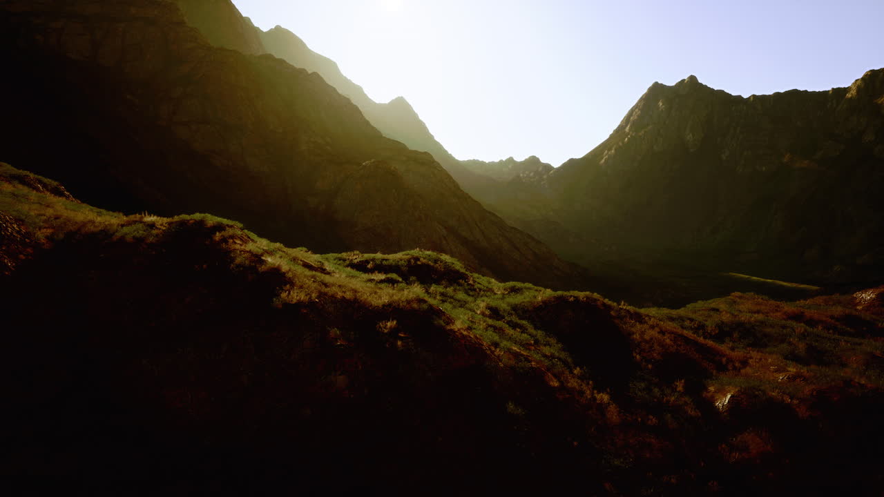 전면에 계곡이 있는 산맥의 멋진 전망입니다.
