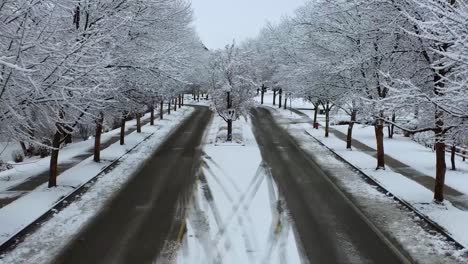 Luftvideo-Einer-Mit-Eis-Und-Schnee-Bedeckten-Straße