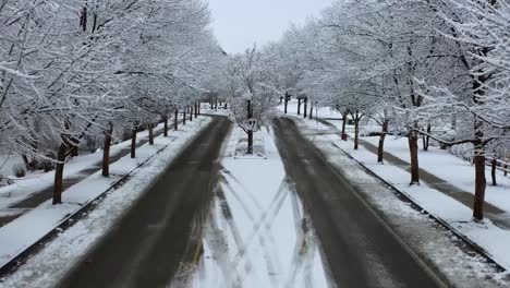video aéreo de la carretera cubierta de hielo y nieve