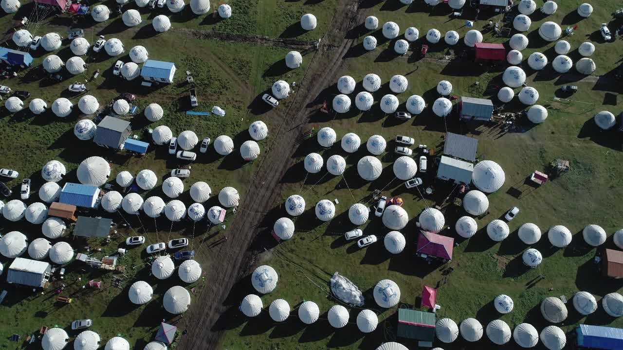 중국 신장 (xinjiang) 에서 모여 서 있는 많은 자동차 와 텐트 의 위쪽 풍경