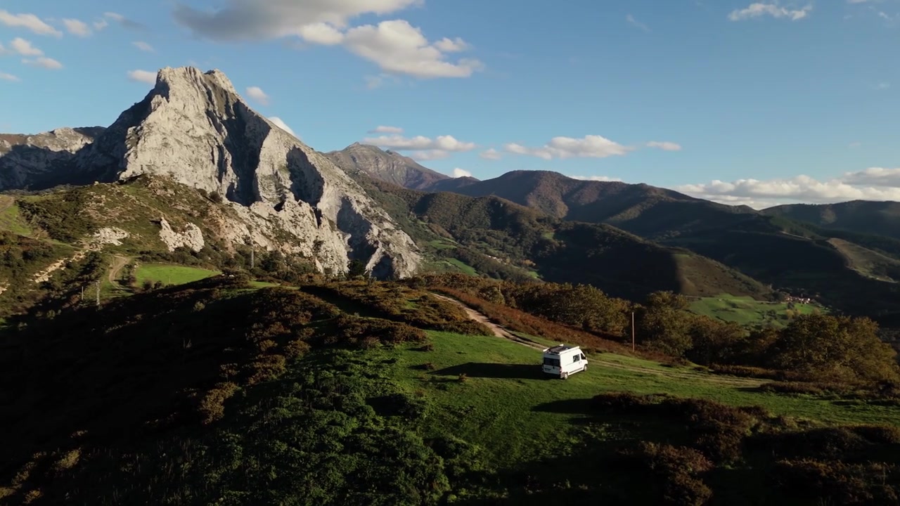 Esplorando il mondo con un camper, Picos de Europa in Spagna, vista aerea orbitale