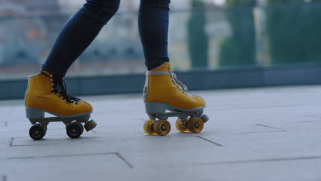 piernas de mujer de primer plano haciendo ejercicio afuera. chica deportiva montando en patines.
