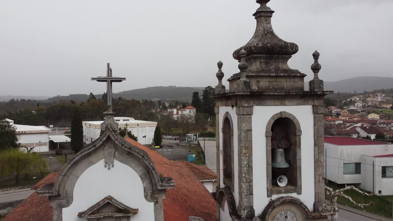 pequeña iglesia católica en el pueblo en el interior de portugal - europa, vista de drones desde lo alto de la torre