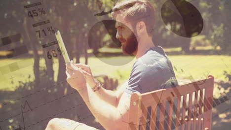 animación de procesamiento de datos financieros sobre hombre caucásico usando tableta en el parque