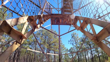 abandonado torre de vigilancia de incendios misisng pasos en el bosque nacional