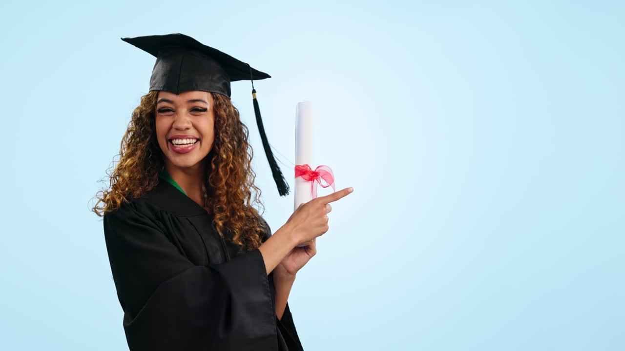 mujer feliz, estudiante y graduación señalando