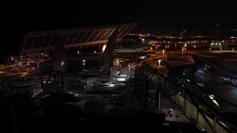 Toma-Aérea-Del-Parque-Del-Foro-Por-La-Noche-En-Barcelona,-España