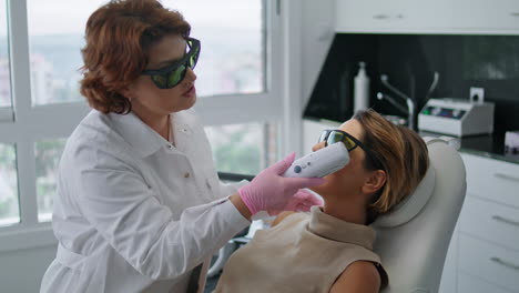 Mujer-Acostada-Procedimiento-Láser-De-Rejuvenecimiento-En-La-Clínica-De-Cosmetología-Moderna-De-Cerca.