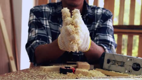 carpintero que trabaja en artesanías de madera en el taller