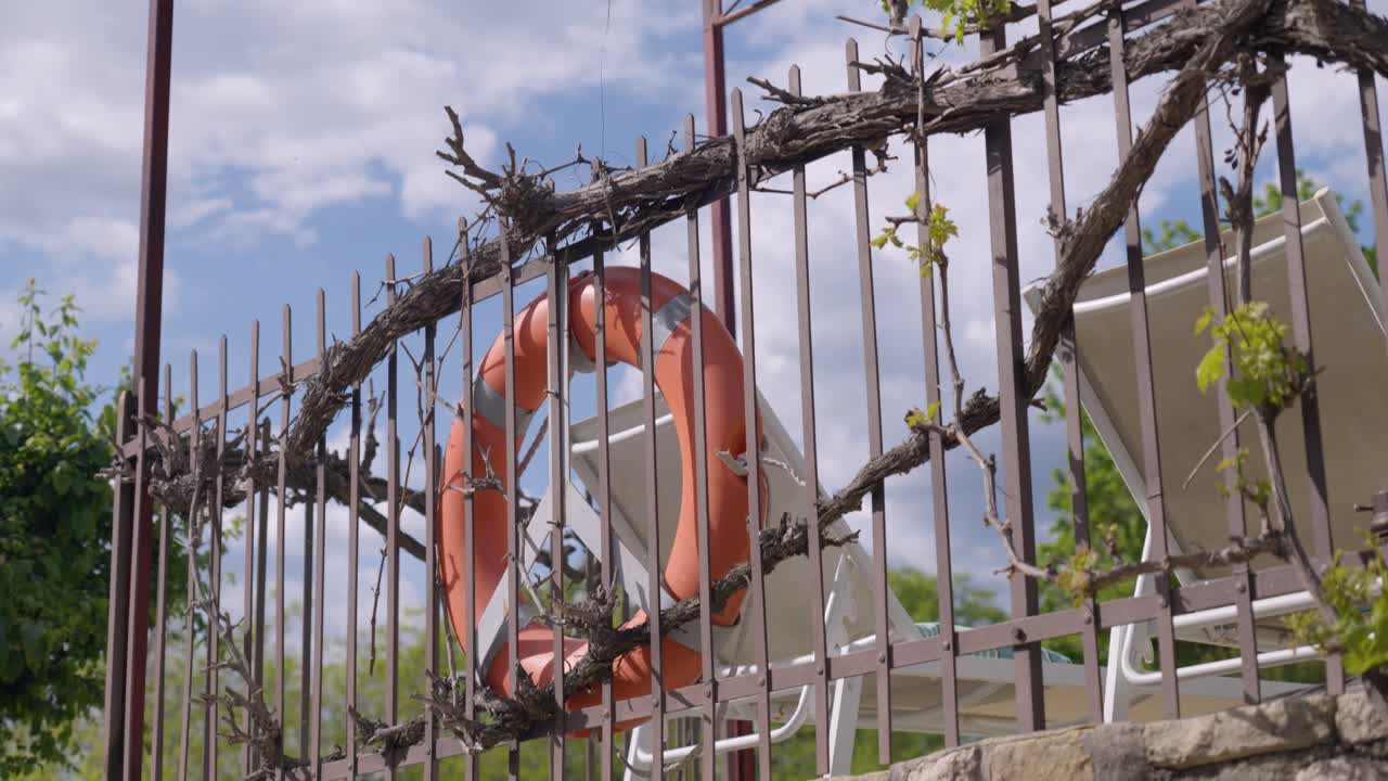 플로트 및 갑판 의자 의자 를 가진 수영장 부위 의 지브