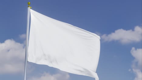 Bandera-Blanca-Moviéndose-En-El-Viento-Con-Un-Cielo-Azul-Claro-En-El-Fondo,-Nubes-Moviéndose-Lentamente,-Asta-De-Bandera,-Cámara-Lenta