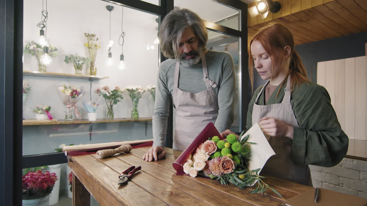 Fioristi che confezionano un bellissimo bouquet di fiori.