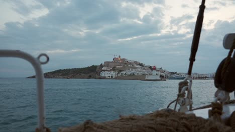 Vista-Del-Casco-Antiguo-De-Ibiza-Y-Del-Puerto-Desde-El-Mar.