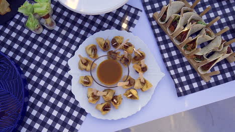 algunos productos de catering en cámara lenta