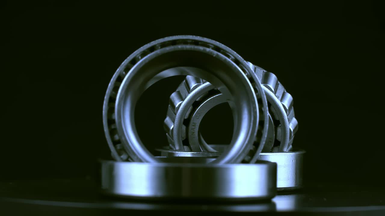 회전 테이블에 회전하는 베어링과 함께 검은색 배경에 있는 순환적인 원활한 비디오.