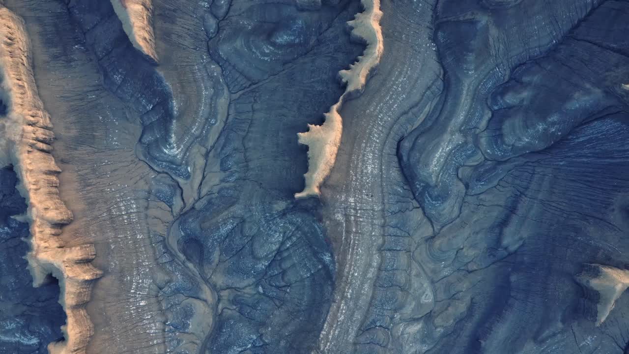 superficie áspera de terreno volcánico con varias formaciones rocosas