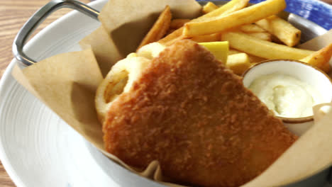 Gebratener-Fish-And-Chips-Mit-Soße