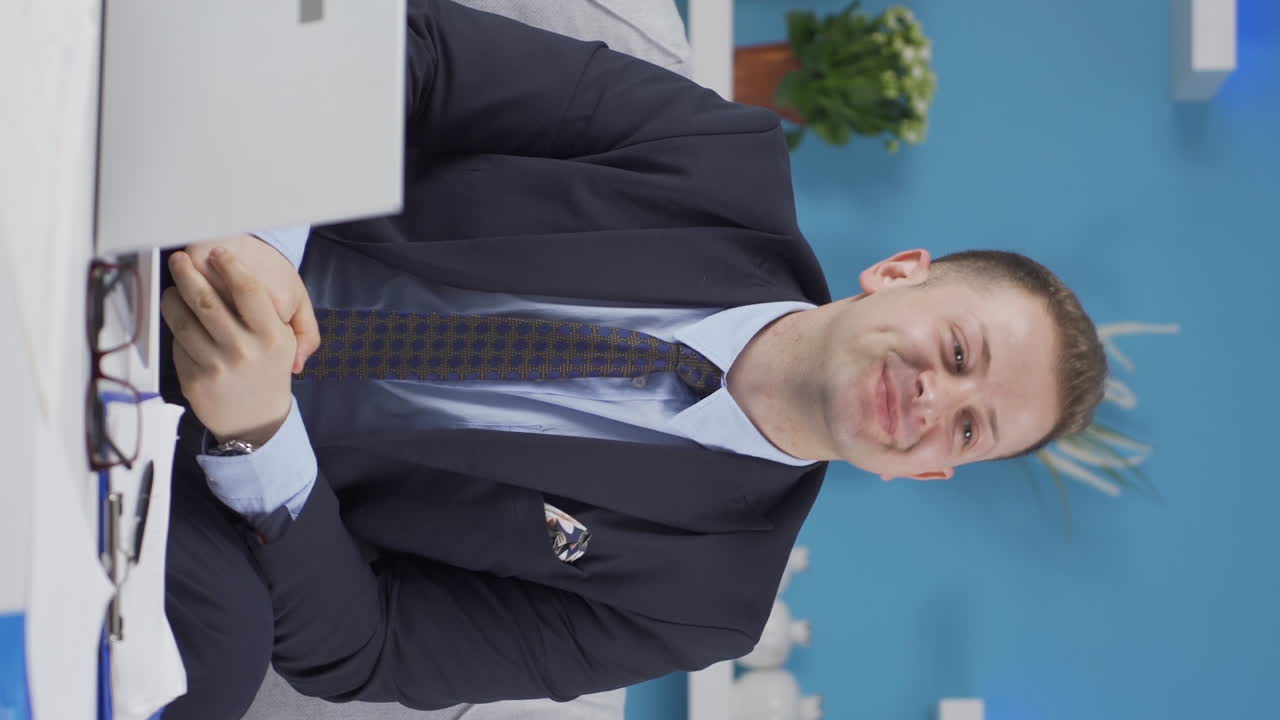 홈 오피스 근로자의 수직 비디오 행복하고 유쾌한 남자.