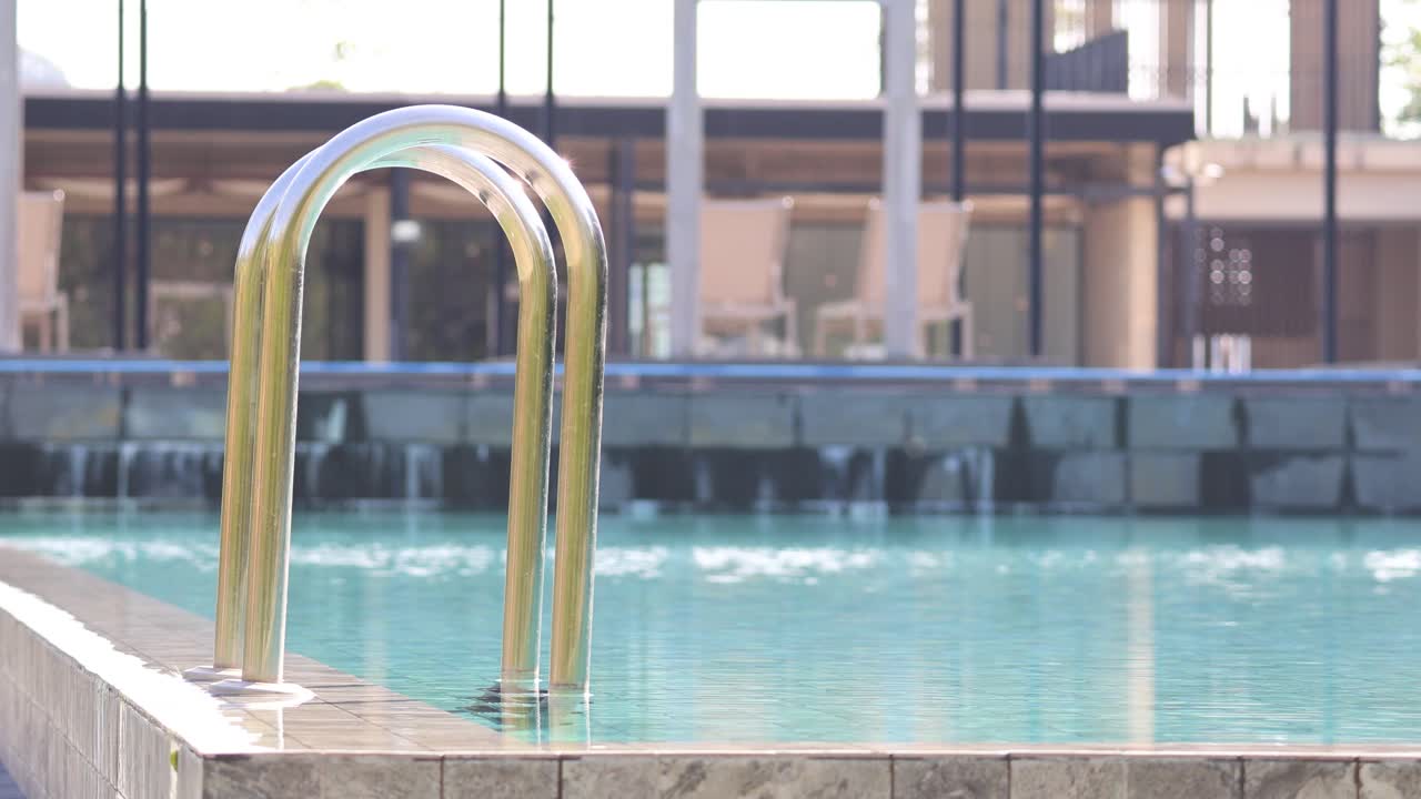 Rolig swimmingpool med bykulisse