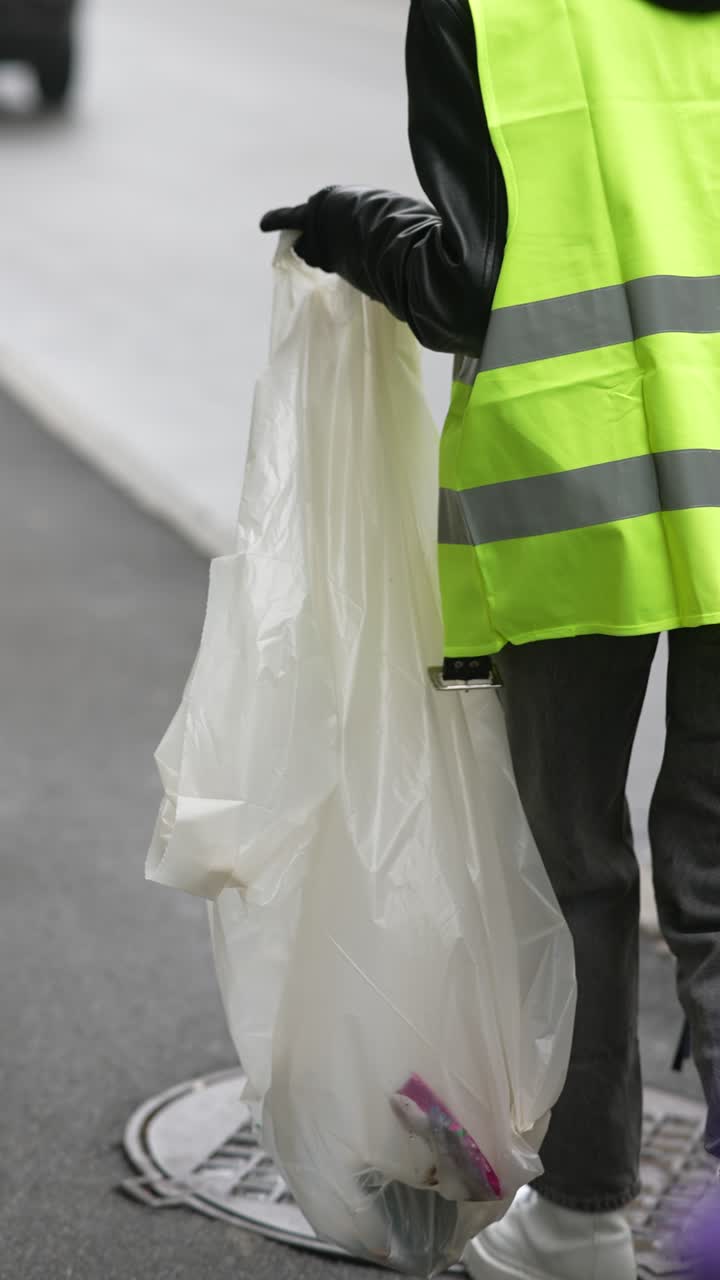 trabajador de limpieza de calles recogiendo basura
