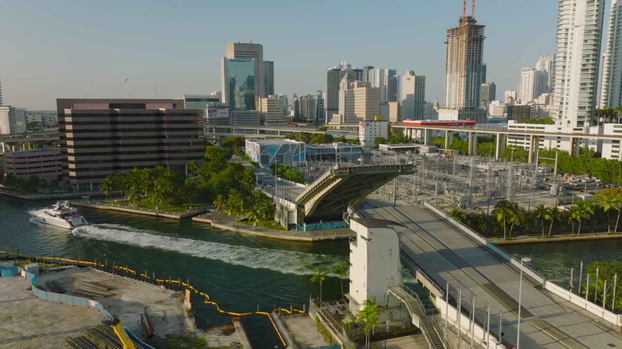 보트가 지나간 후 다리의 폐쇄. 골든 아워에서 현대 도시에서 강을 가로지르는 이동식 도로 다리. 마이애미, 미국
